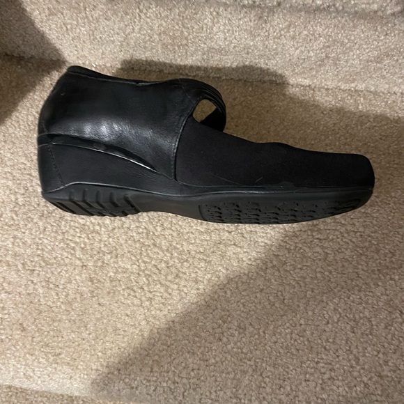 Black stretchy sleek shoe with 1”wedge heel - Picture 6 of 10